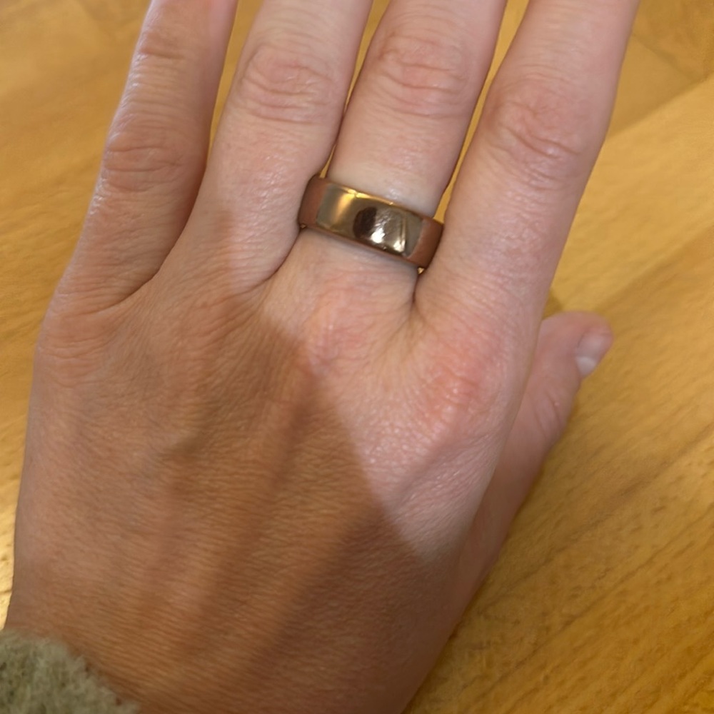 COPY - Oura ring rosegold size8, worn only a couple mon. Paid  $565